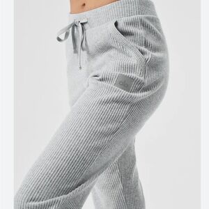 ALO Yoga women’s ribbed pants- size small- perfect condition- three pockets